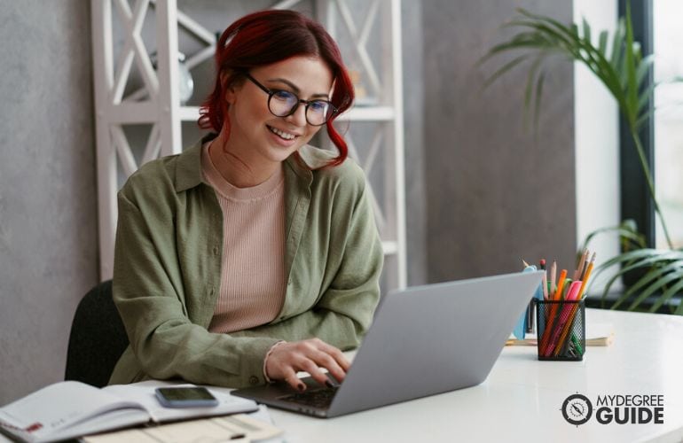 Woman getting a Bachelor's Degree in Military Science online