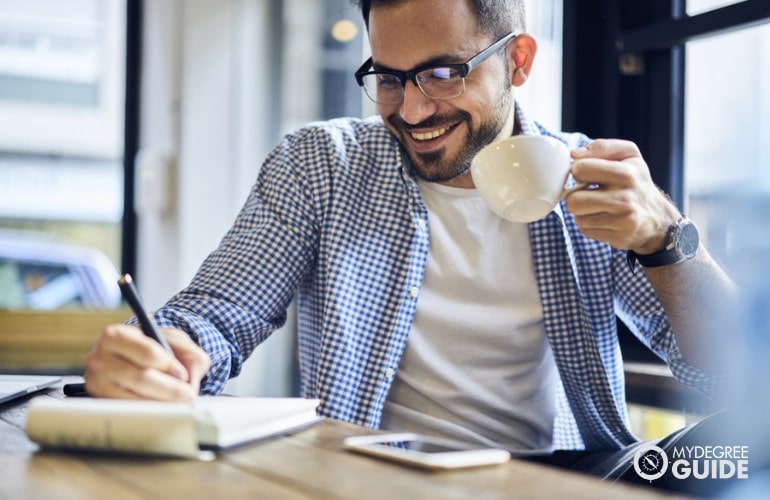 journalist working in a cafe