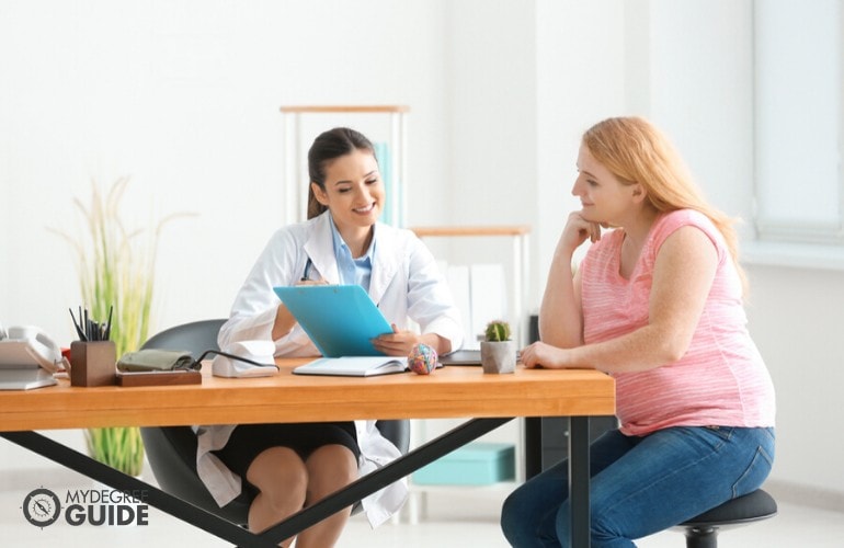 dietitian talking to a patient during consultation 