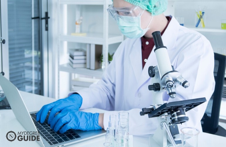 biologist working in the laboratory