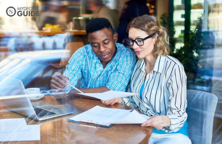 financial analysts working together in a cafe