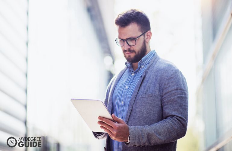 education student using ipad to study educational technology