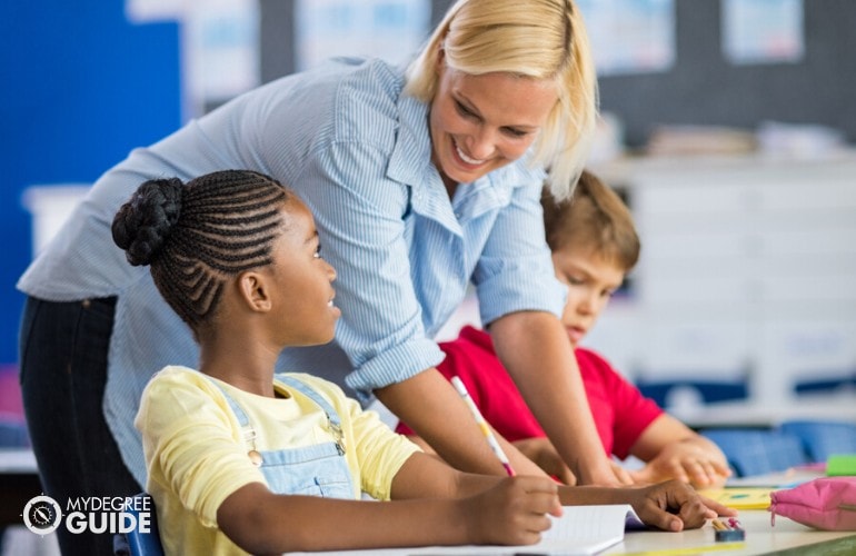 Elementary teacher teaching her students in class