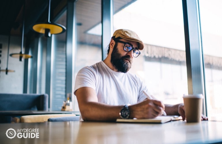 writer working at a cafe