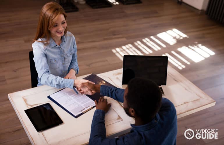 student talking to a college financial advisor