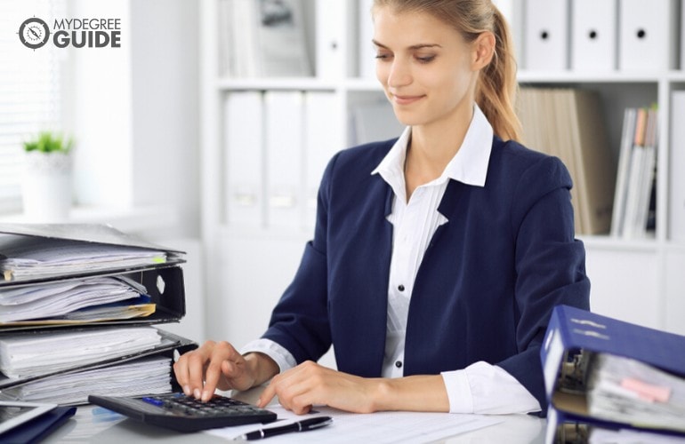 financial analysts working in her office