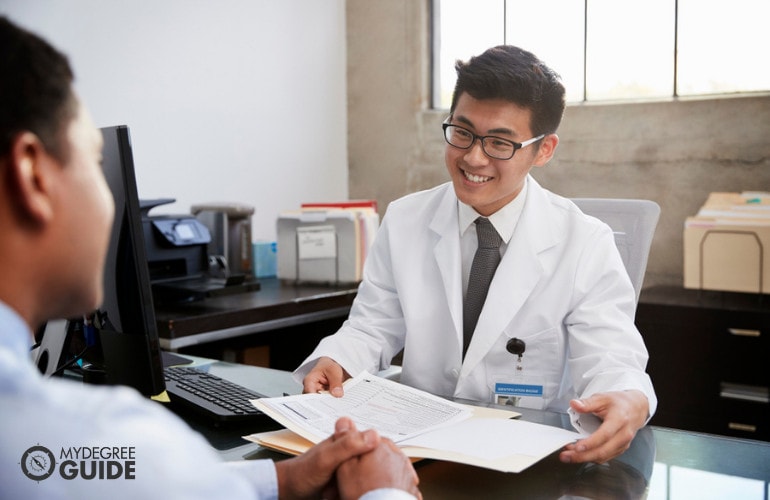 Forensic Psychologist talking to a patient