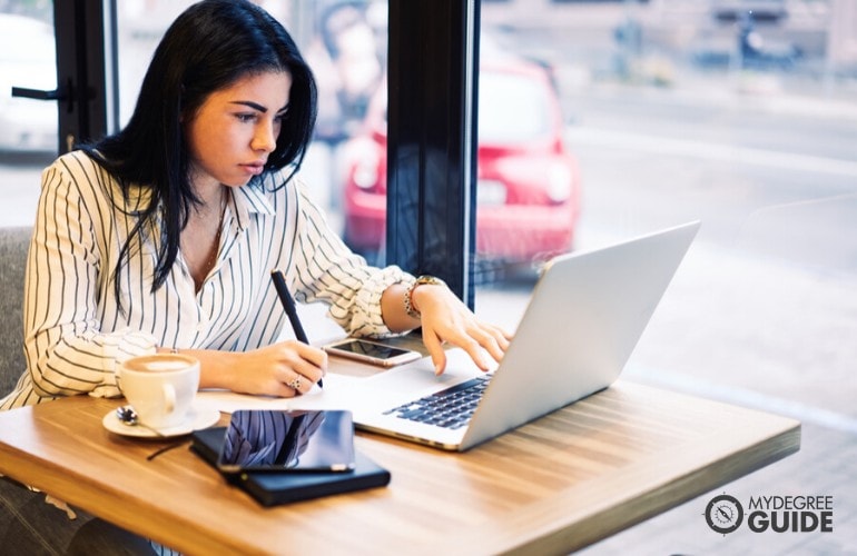 copywriter working at a cafe