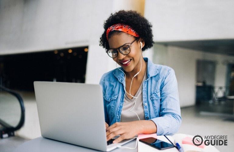 general studies student studying online