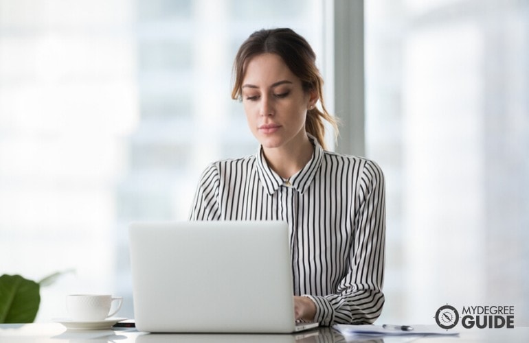 Medical Coder working in a cafe