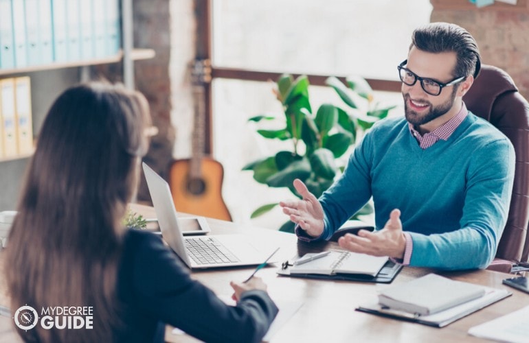 human resource manager interviewing a job applicant 