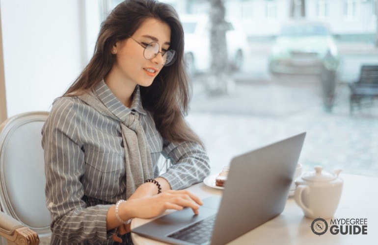 IT student studying at a cafe