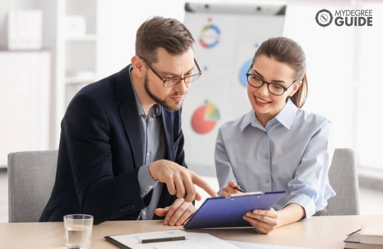 management consultant mentoring an employee