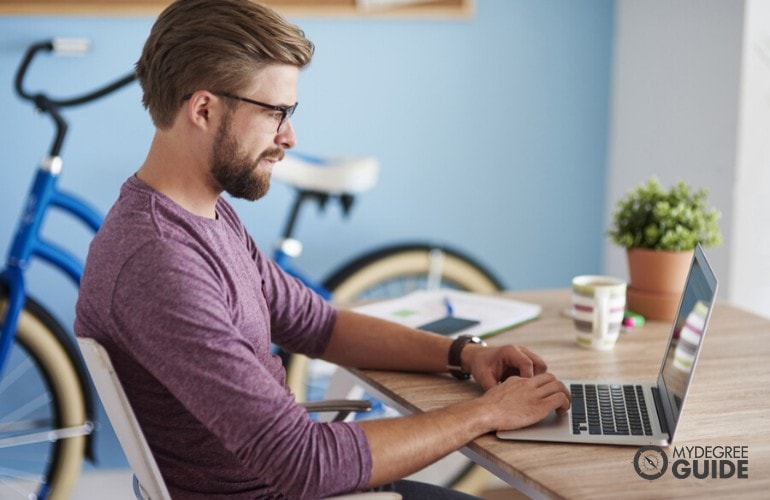 masters of business intelligence student studying at desk