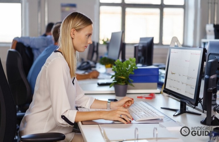 forensic accountants working in the office