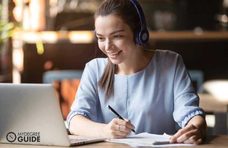 online teacher teaching her students online