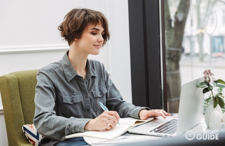 social worker getting her Master’s in Social Work Online