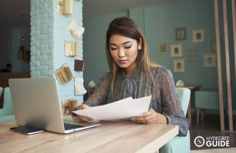 business analyst working in a cafe