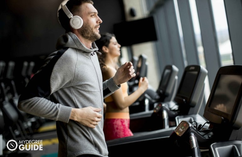 people running on treadmill