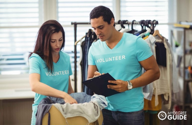 couple doing some volunteer work