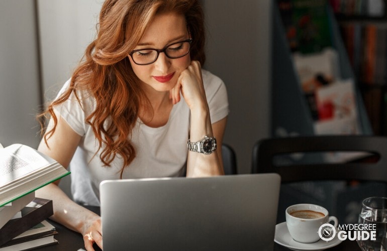 Bachelor’s in Aerospace Engineering student studying online in a cafe