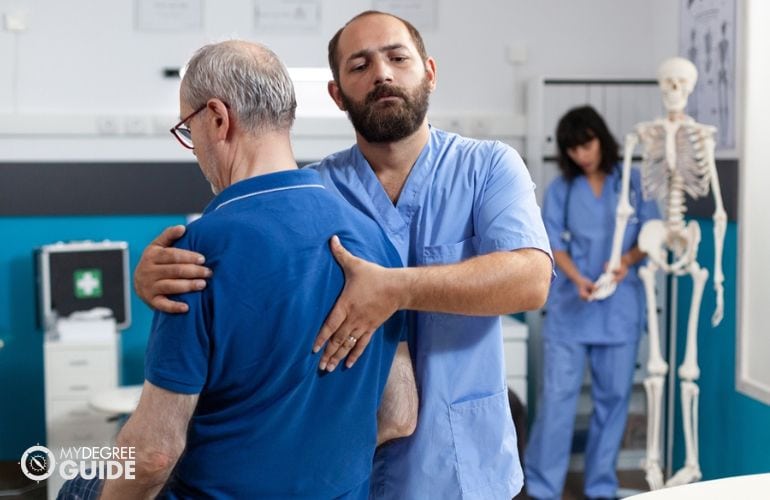 Kinesiologist in a session with elderly patient