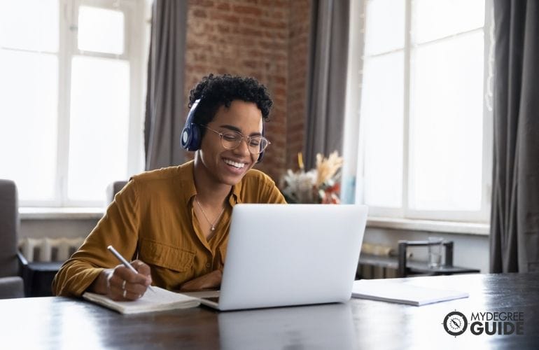 college student taking her lectures online