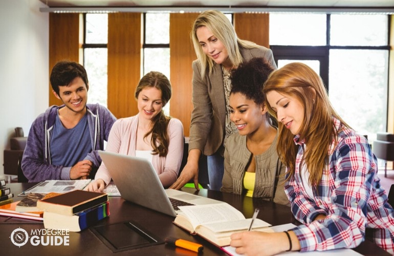 college professor facilitating her students 