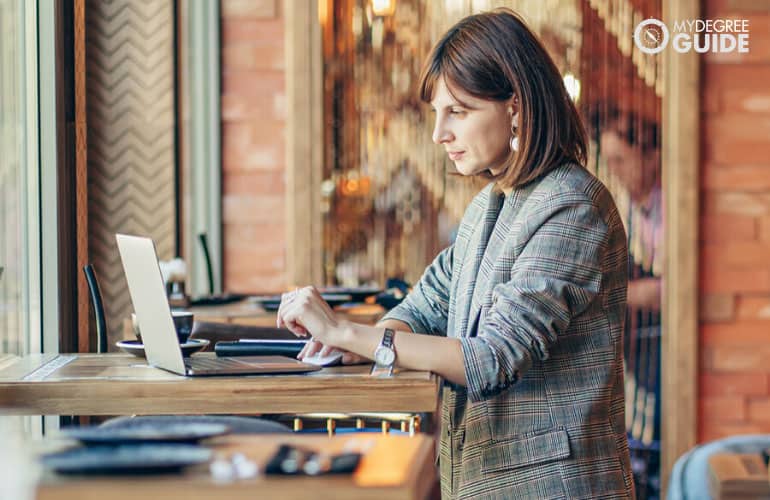 writer working in a cafe